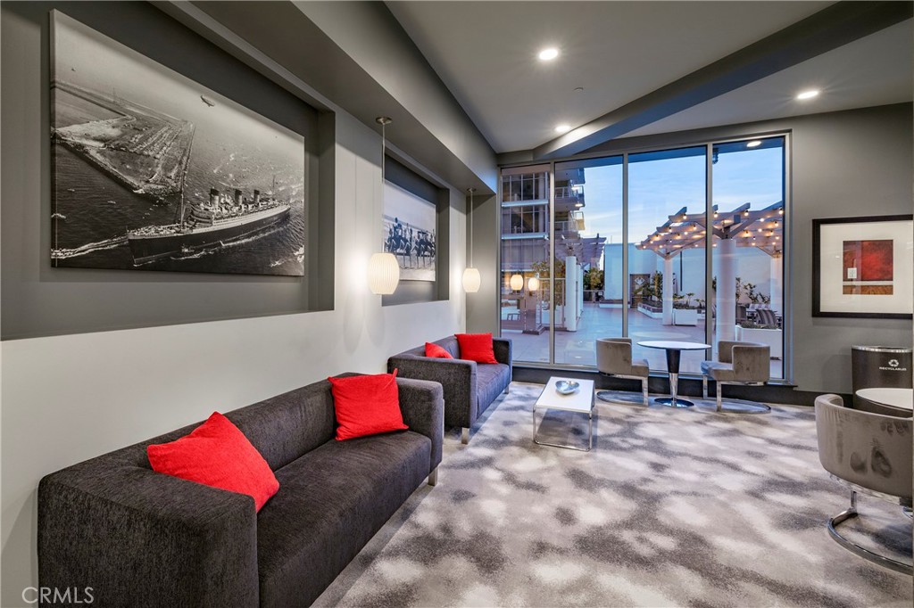 400 W Ocean Boulevard 902