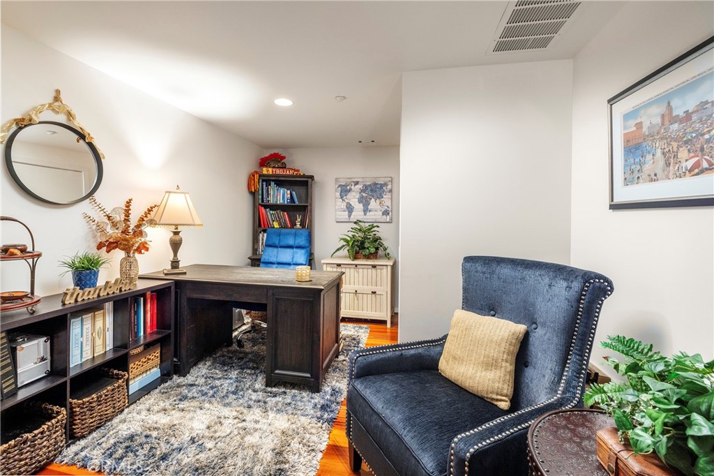 400 W Ocean Boulevard 902