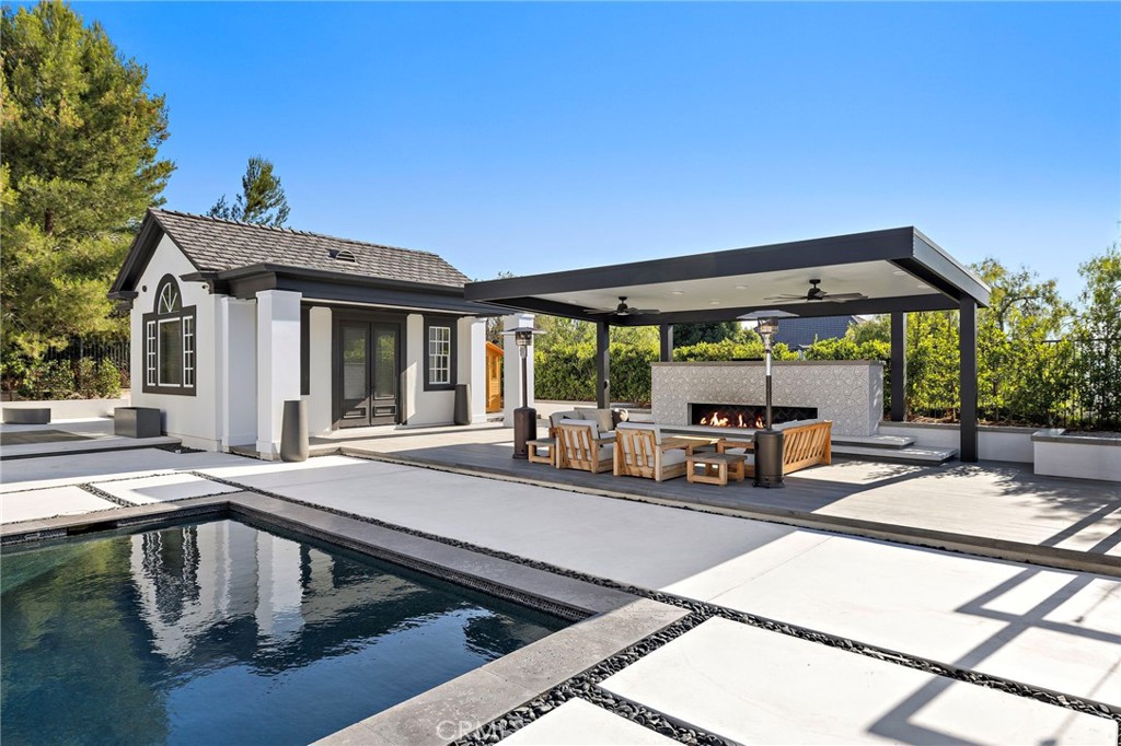 1 Falconridge Drive