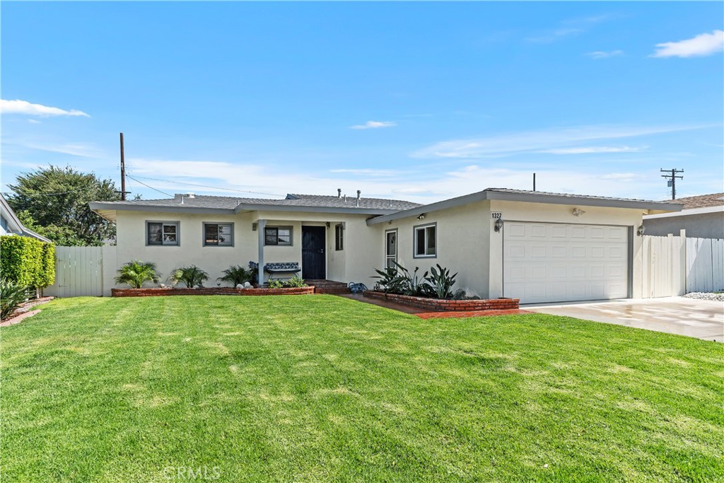 1327 E Kenwood Avenue