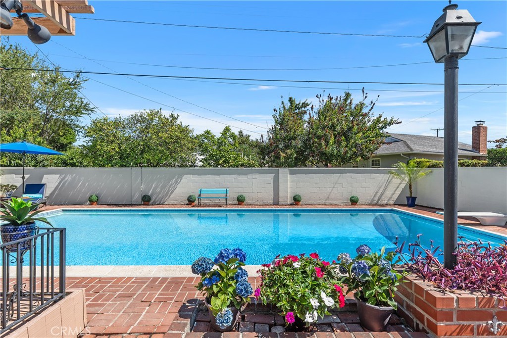 1327 E Kenwood Avenue