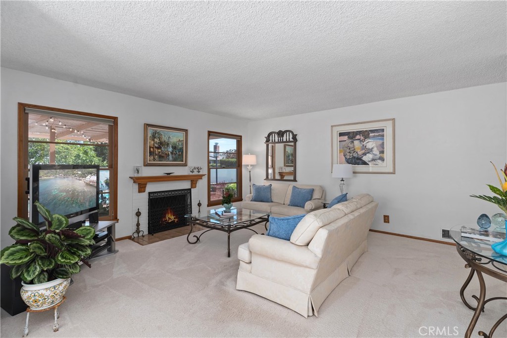 1327 E Kenwood Avenue