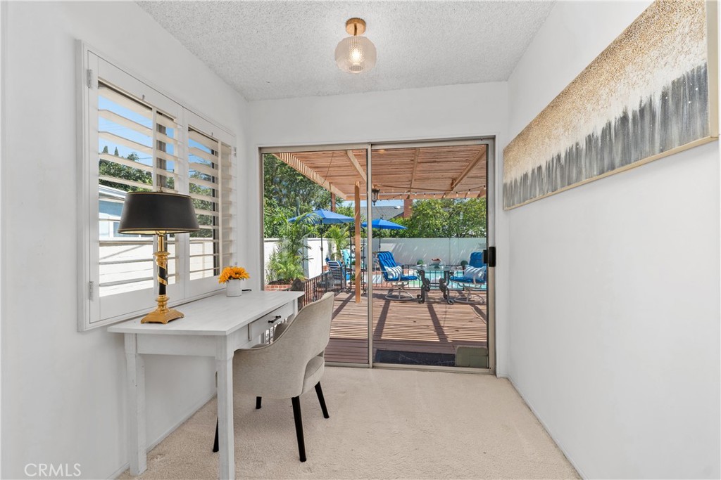 1327 E Kenwood Avenue