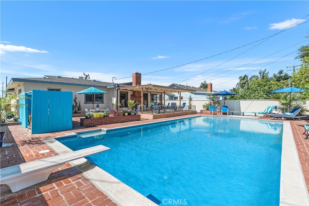 1327 E Kenwood Avenue