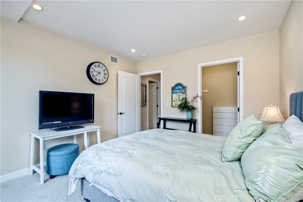 543 LAGUNA Drive