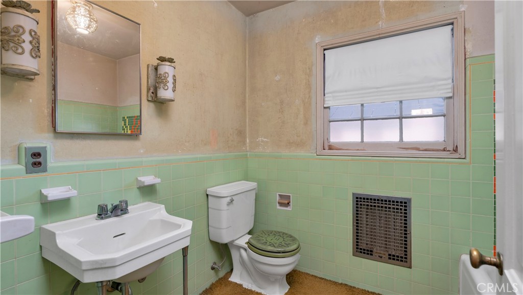 1804 N Heliotrope Drive