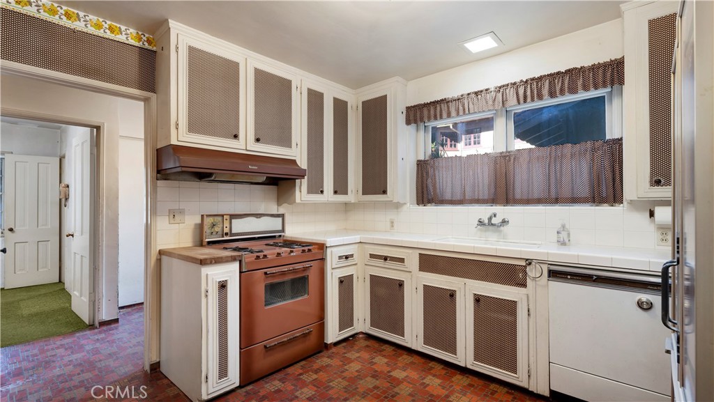 1804 N Heliotrope Drive