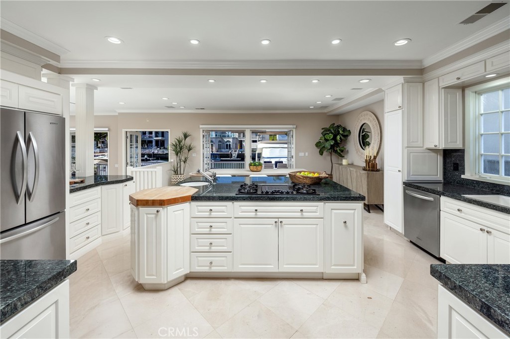 736 Harbor Island Drive