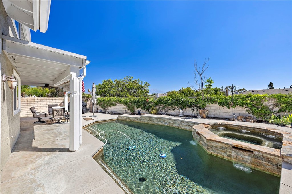17935 Via Casitas