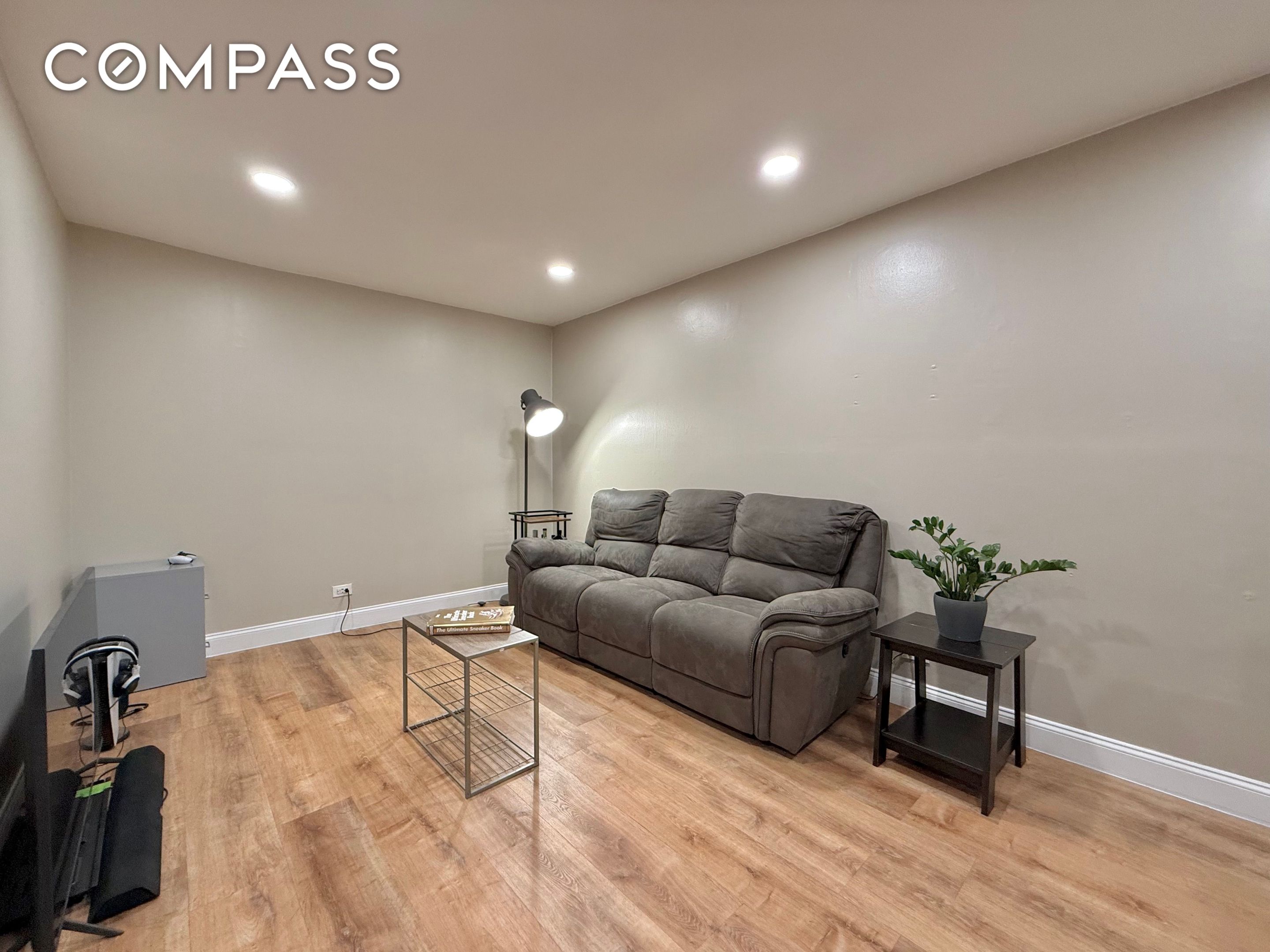 9021 Ave L