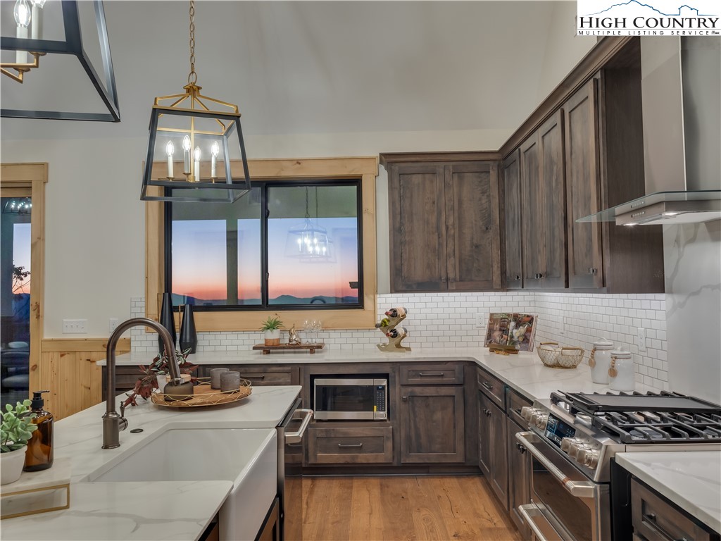 221 N Bear Rock Trail