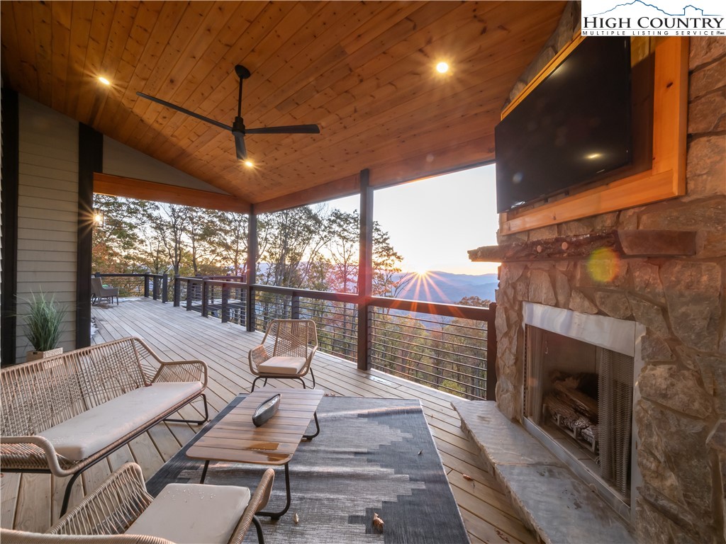221 N Bear Rock Trail