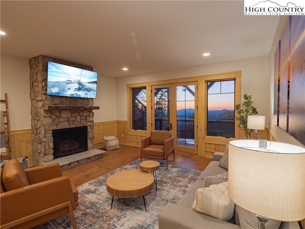 221 N Bear Rock Trail