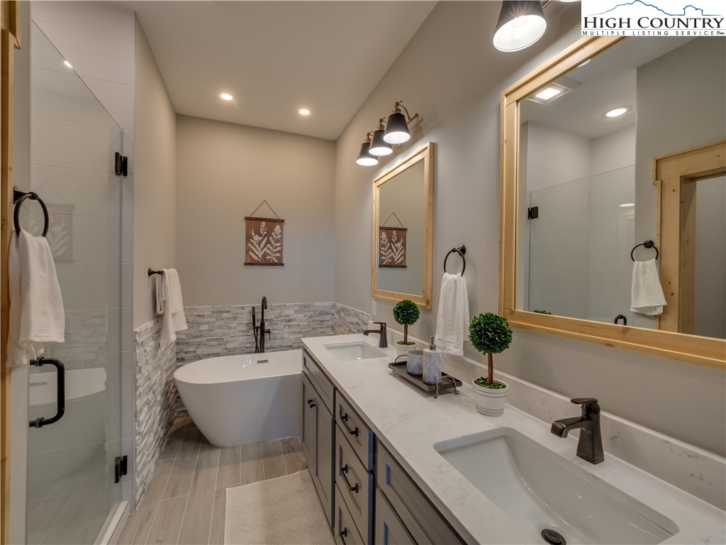221 N Bear Rock Trail