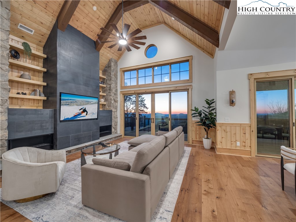 221 N Bear Rock Trail