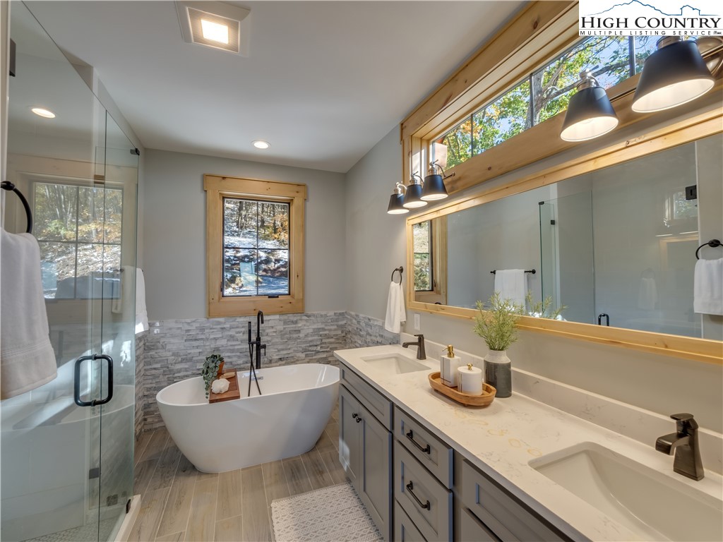 221 N Bear Rock Trail