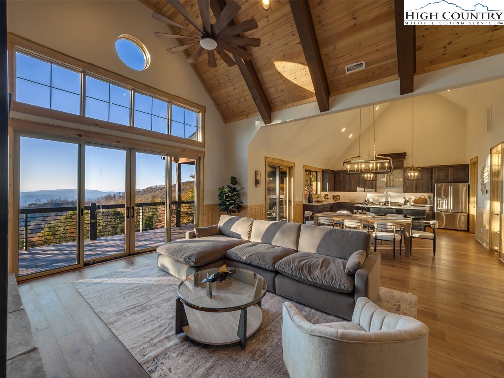 221 N Bear Rock Trail