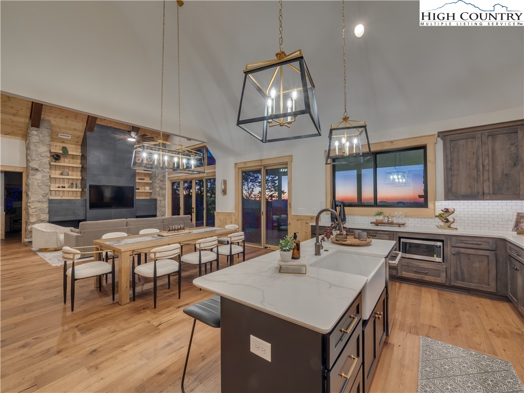 221 N Bear Rock Trail