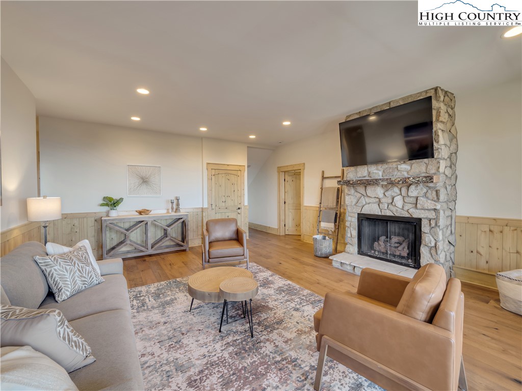 221 N Bear Rock Trail