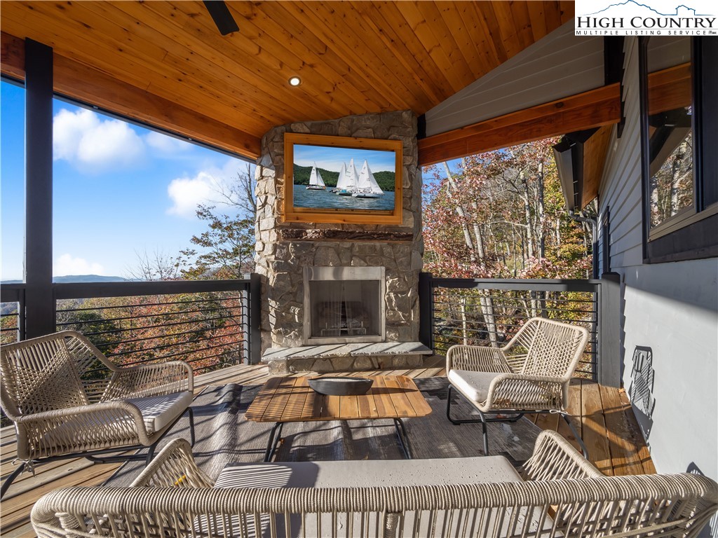 221 N Bear Rock Trail