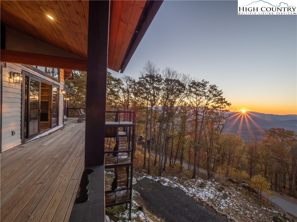221 N Bear Rock Trail