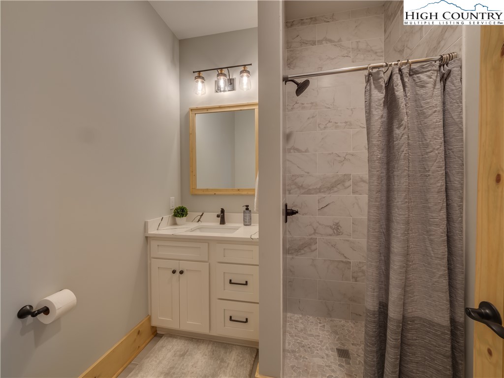 221 N Bear Rock Trail