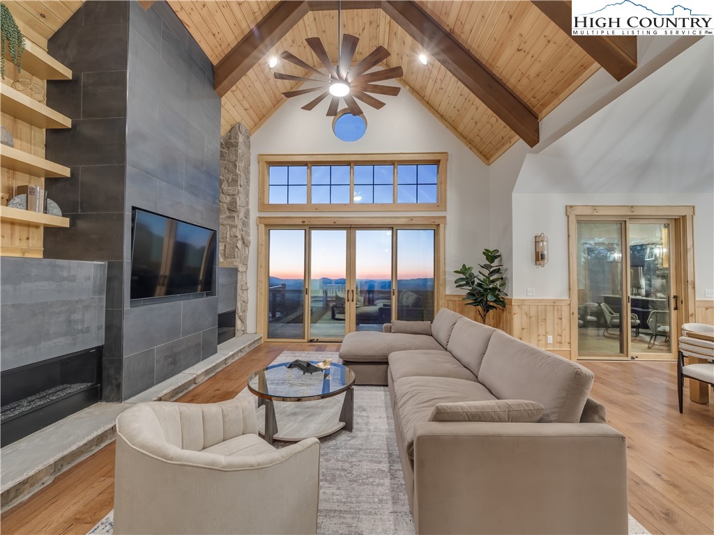 221 N Bear Rock Trail
