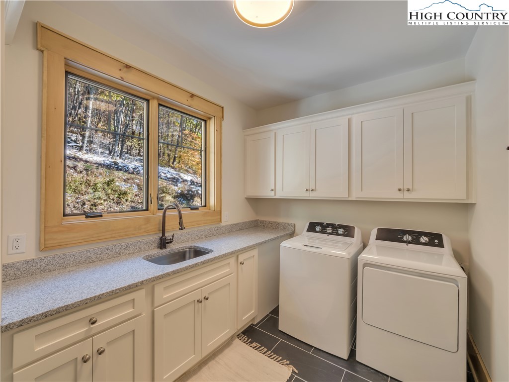 221 N Bear Rock Trail