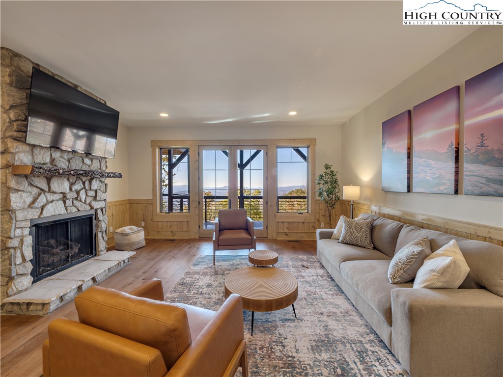 221 N Bear Rock Trail