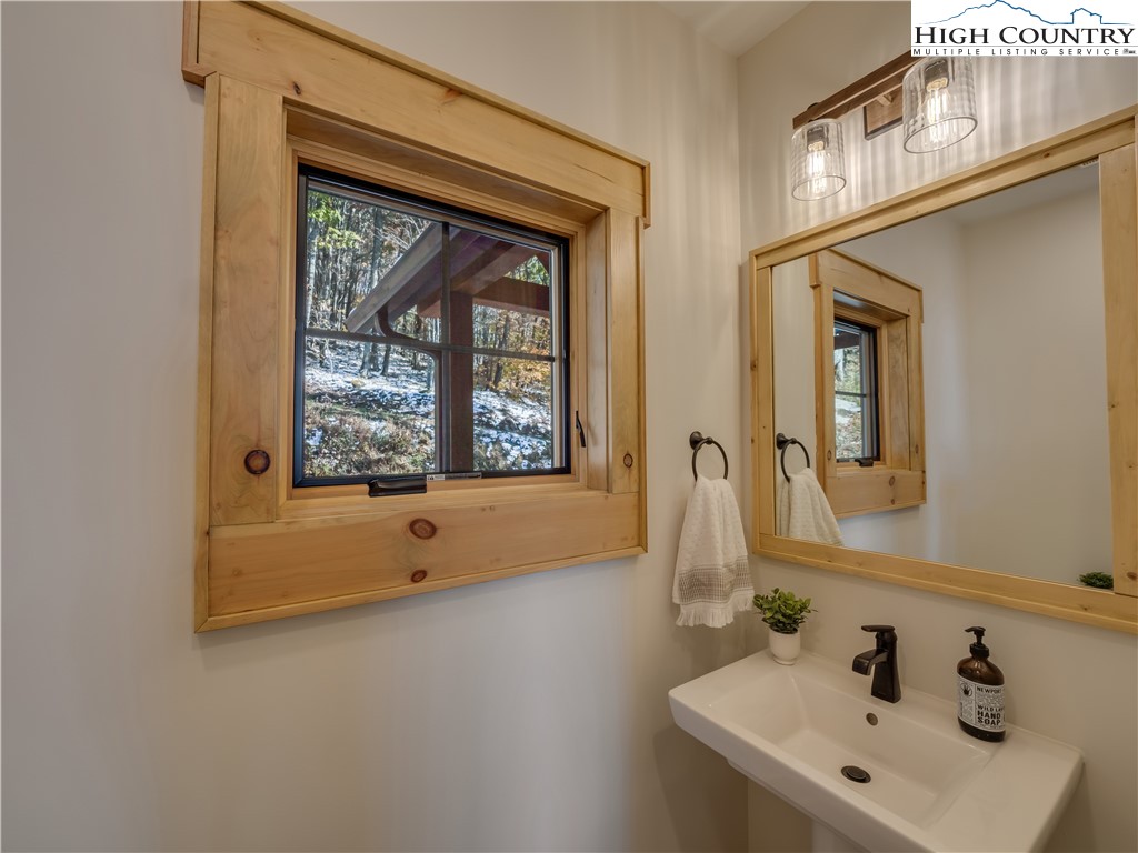 221 N Bear Rock Trail