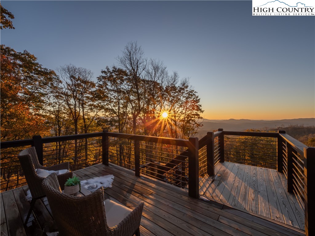 221 N Bear Rock Trail
