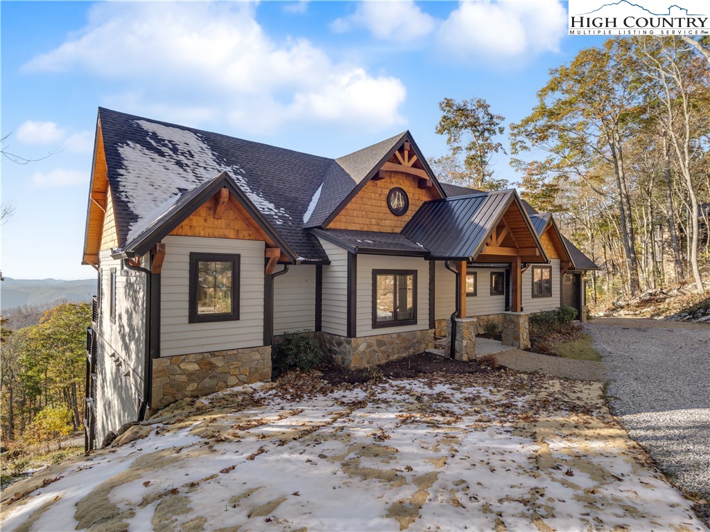 221 N Bear Rock Trail