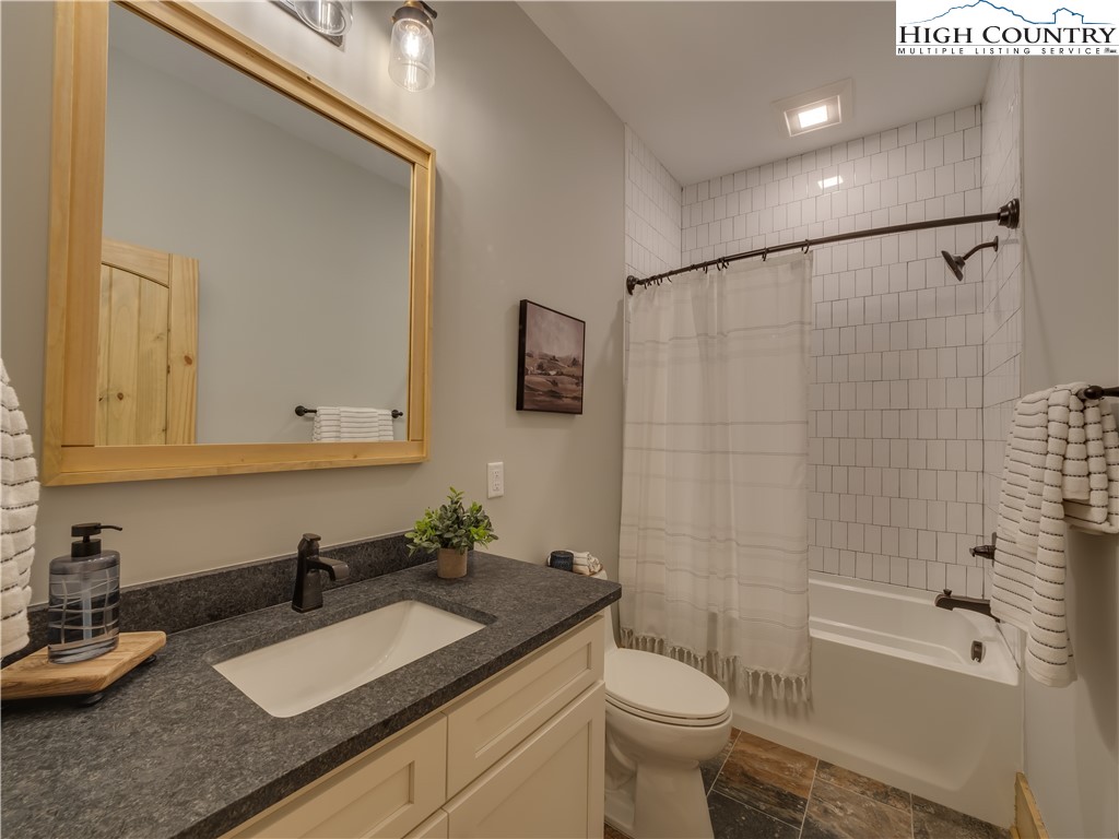221 N Bear Rock Trail