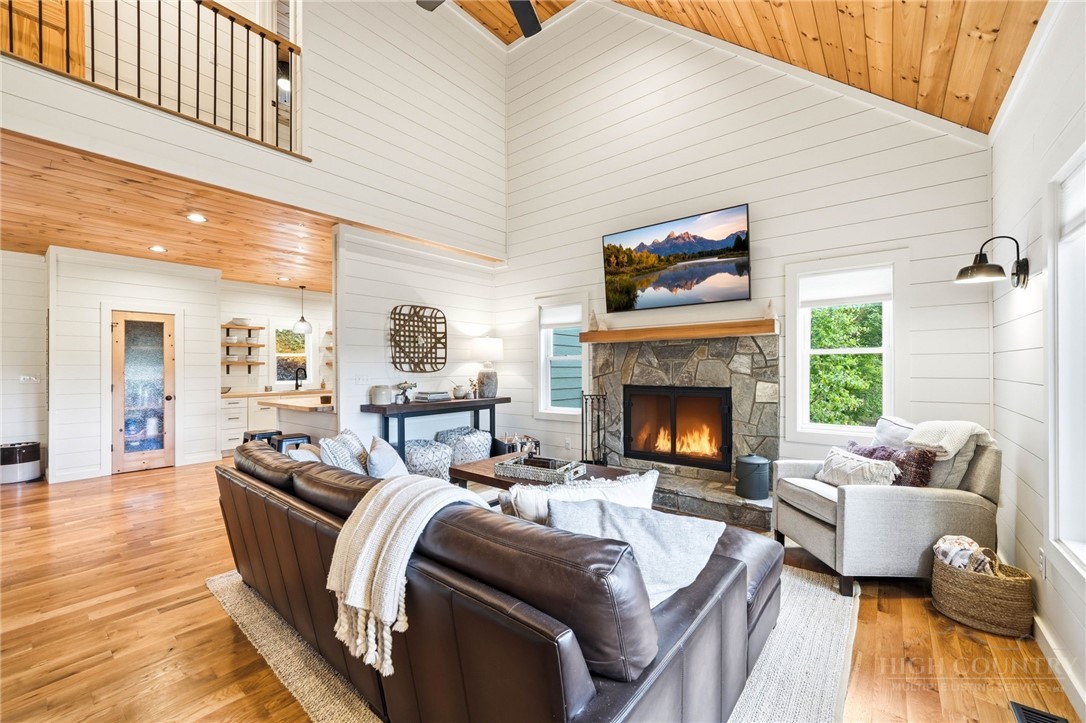 355 Cascade Lane