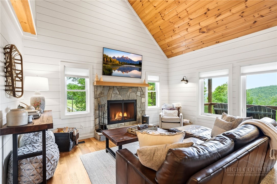 355 Cascade Lane