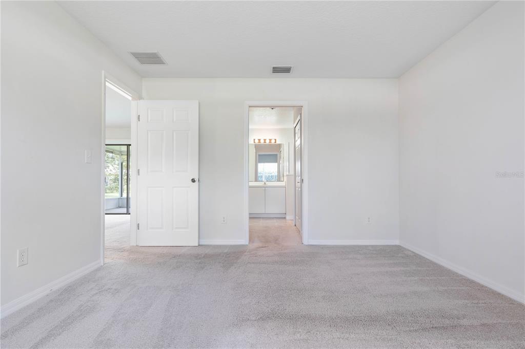 28 ROXBURY LN