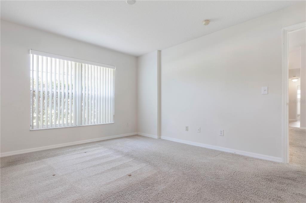 28 ROXBURY LN