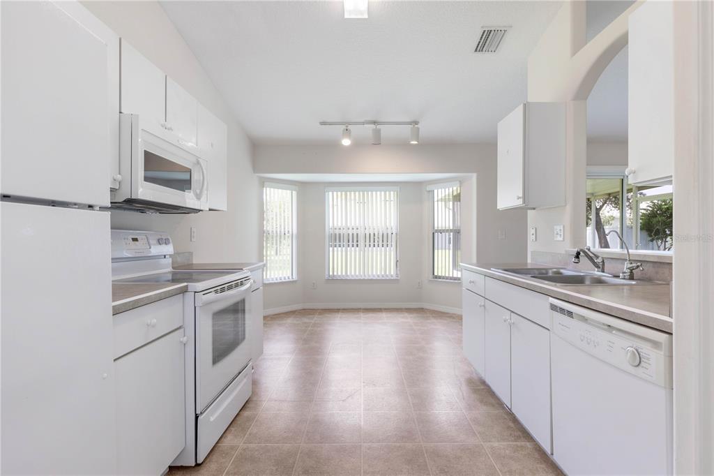 28 ROXBURY LN