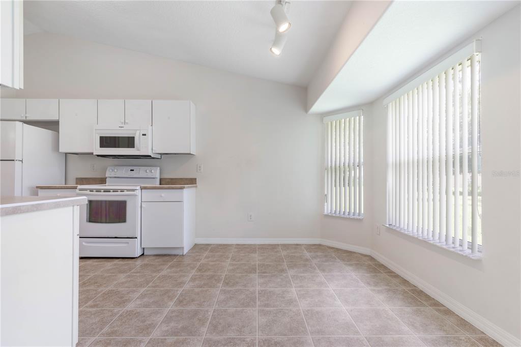 28 ROXBURY LN