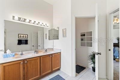 15 LAKESIDE PL E