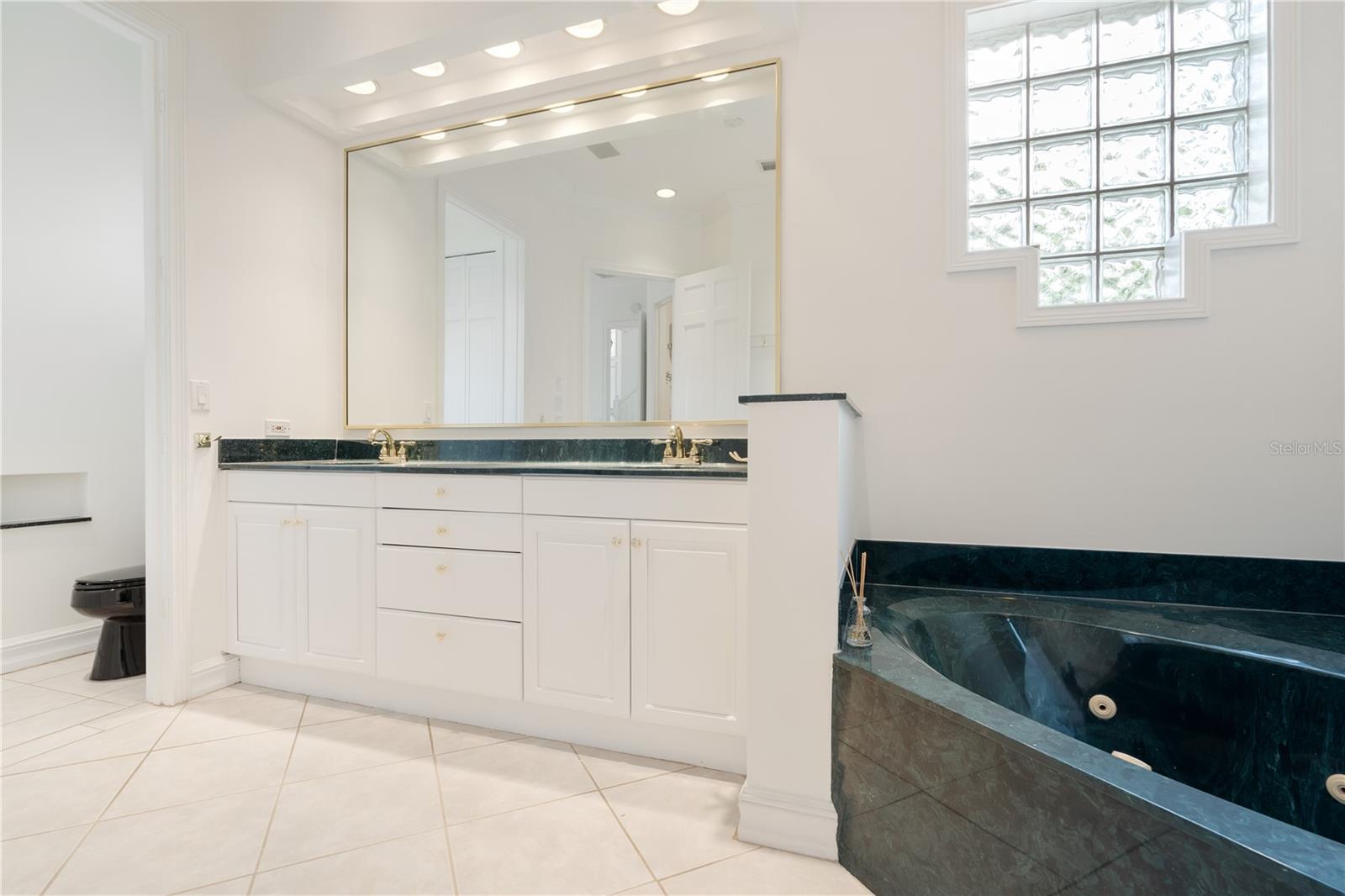 25 MARBELLA CT
