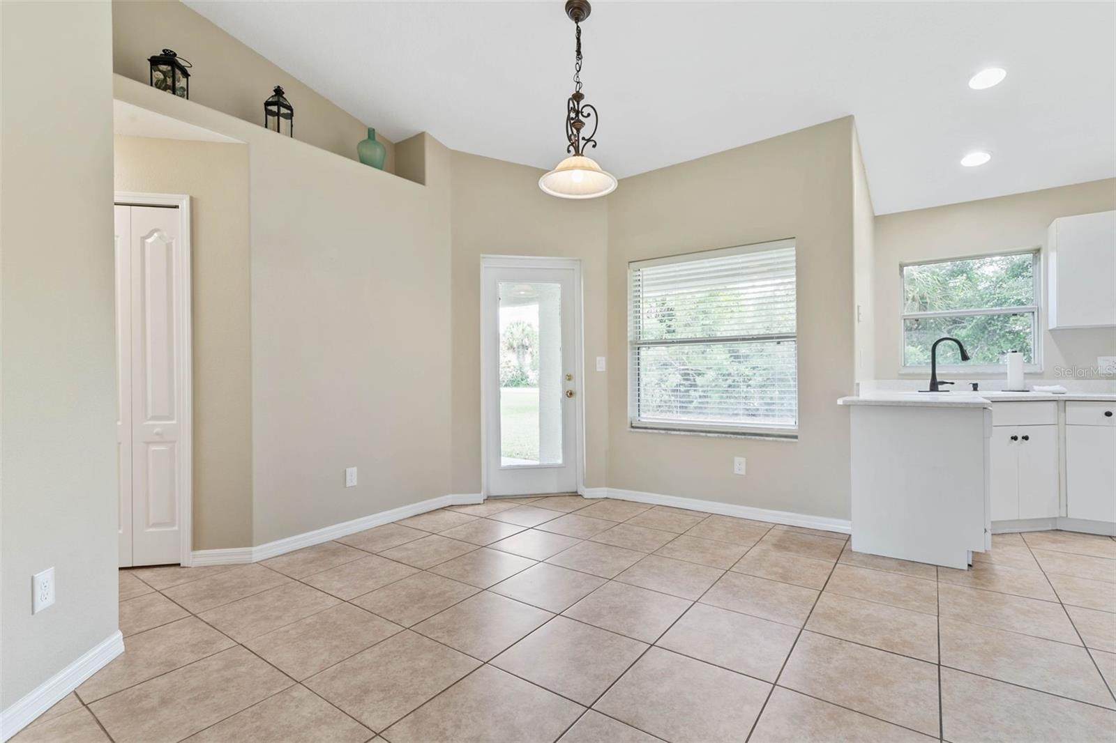 10 RYMSHAW DR