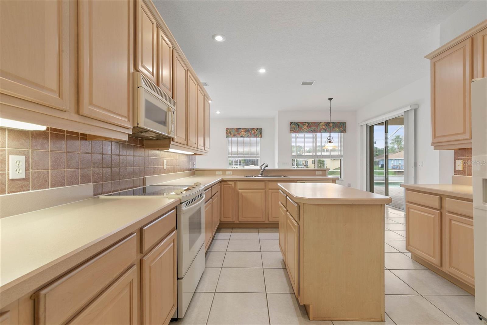 18 COLLEGE CT