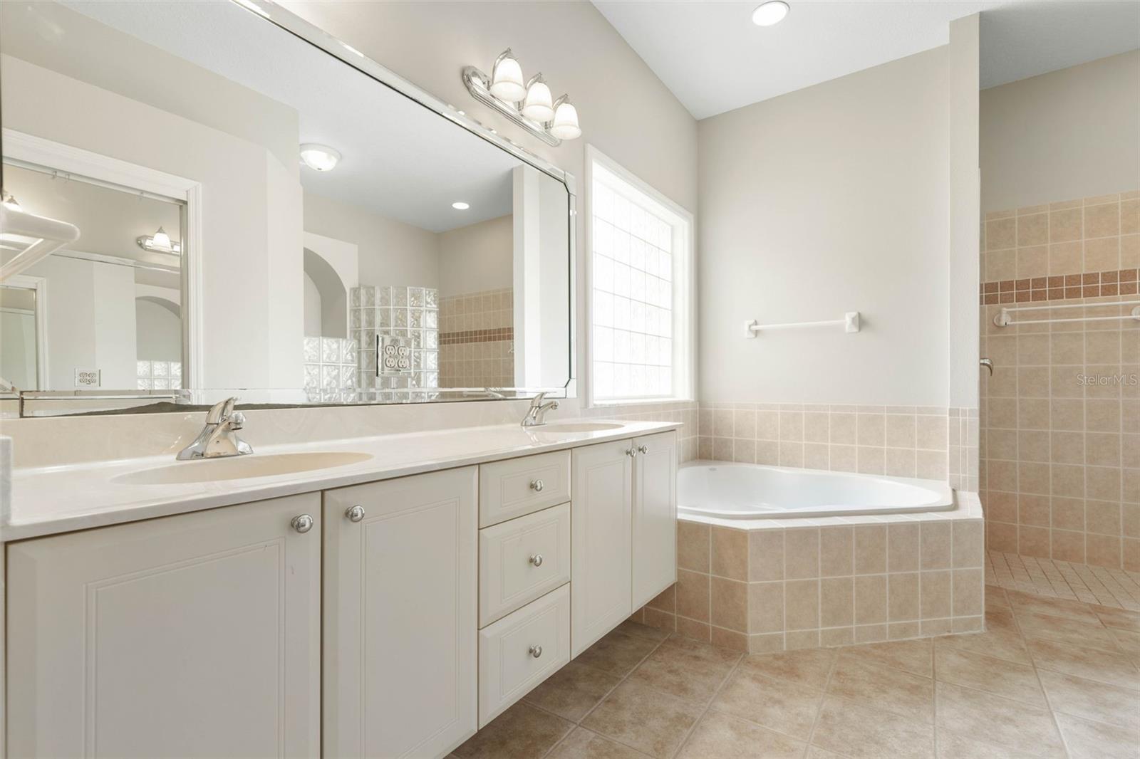 15 VILLAGE VIEW DR