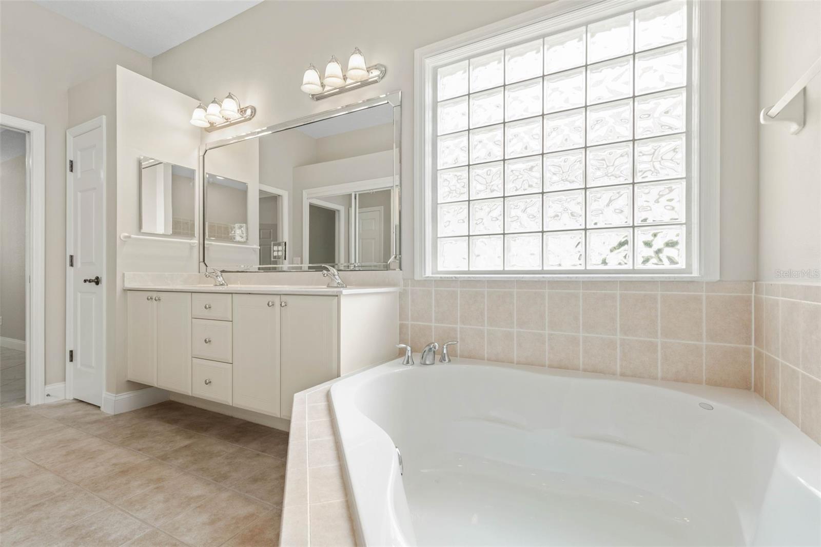 15 VILLAGE VIEW DR