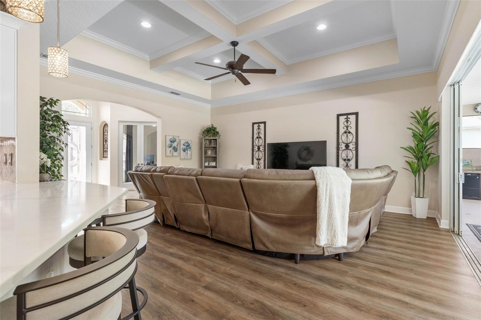 7 LAKESIDE PL E