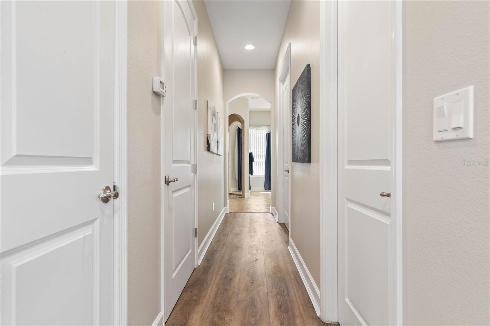7 LAKESIDE PL E