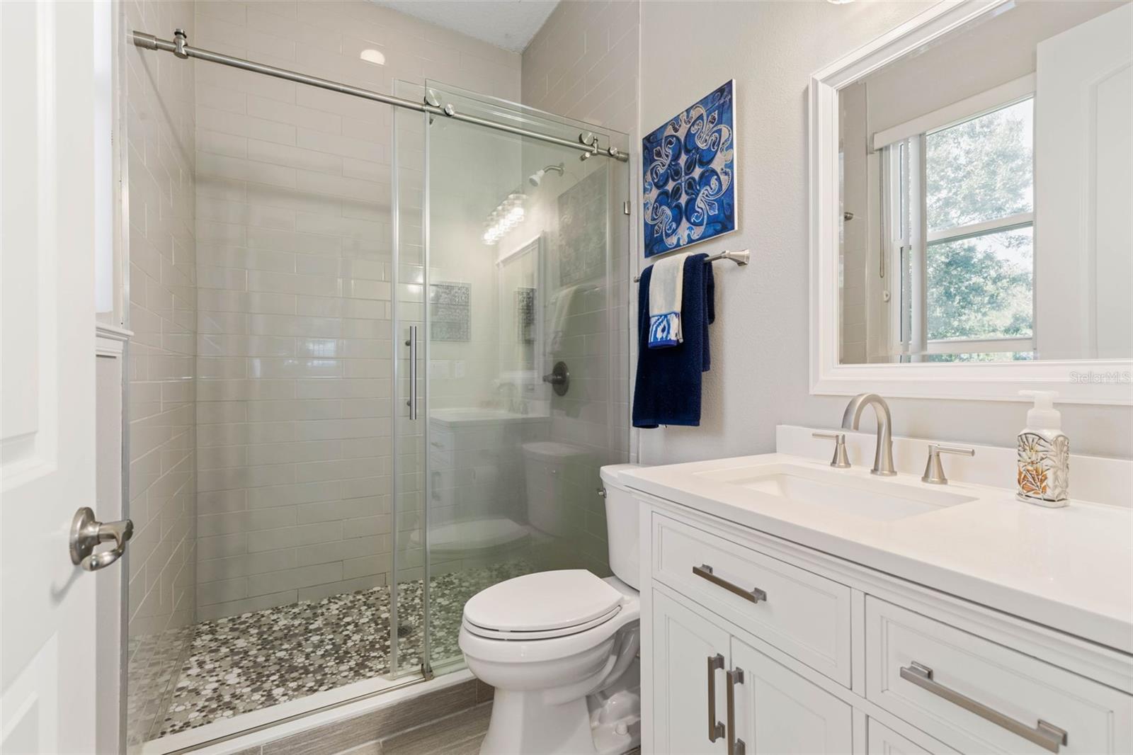 7 LAKESIDE PL E