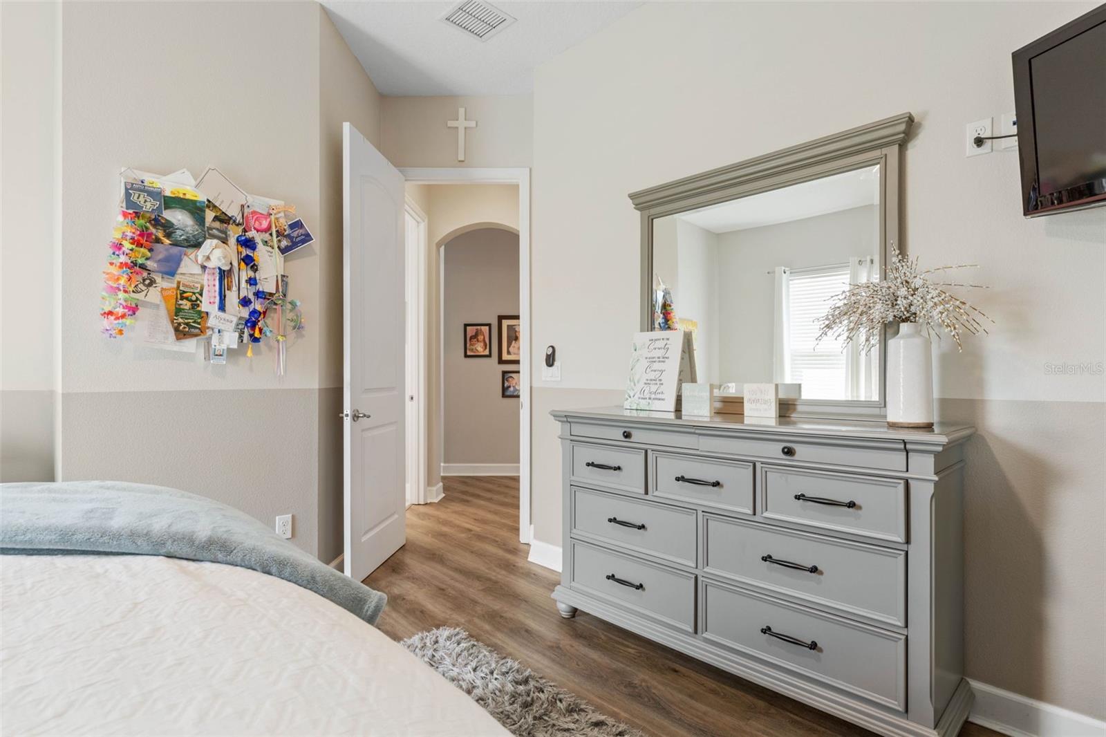 7 LAKESIDE PL E