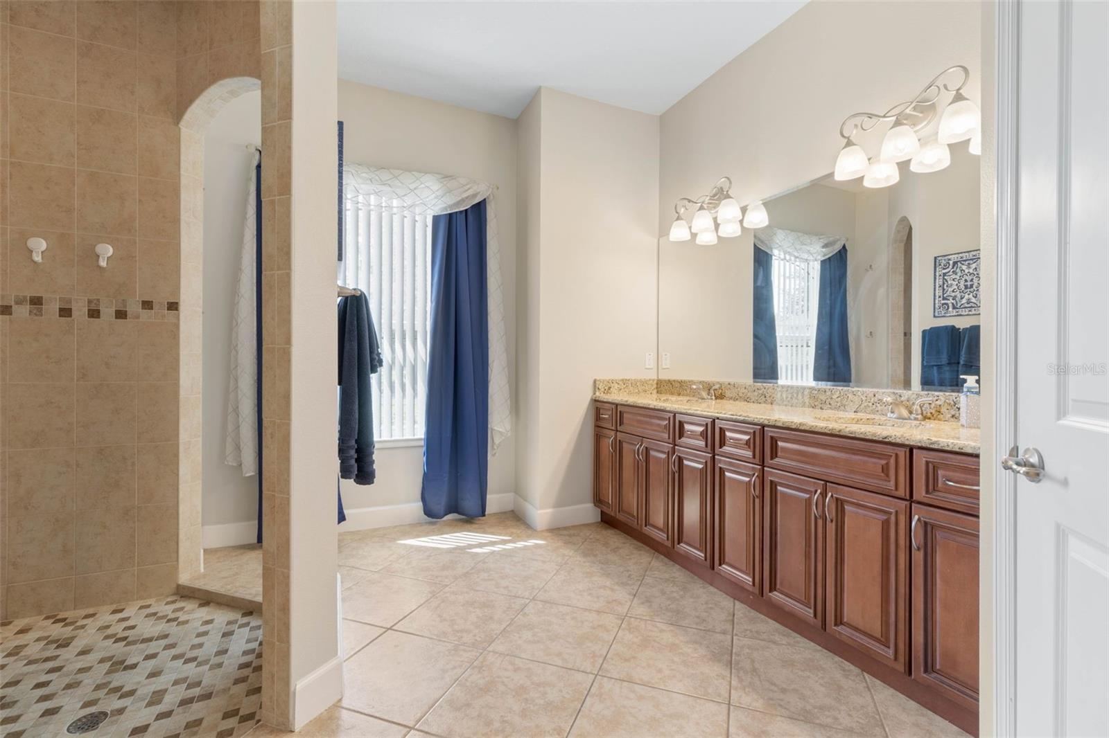 7 LAKESIDE PL E